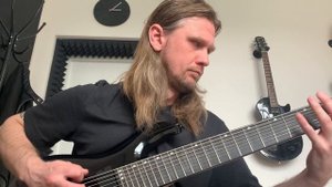 Играю на 8-ми струнной гитаре