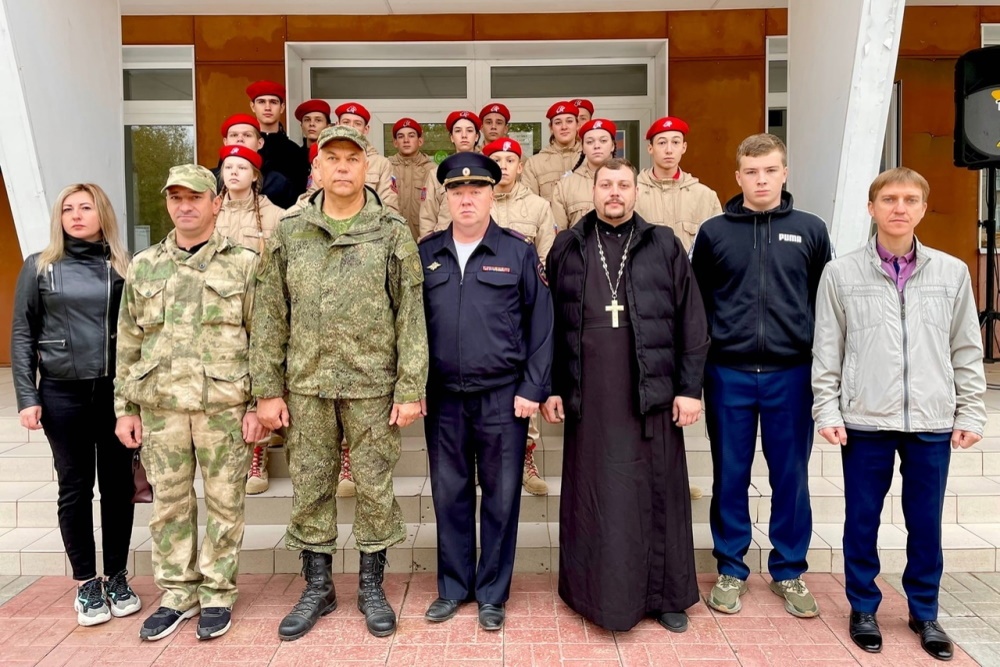Отрадненцы отправили груз казакам 15 добровольческого казачьего отряда «Ермак».mp4