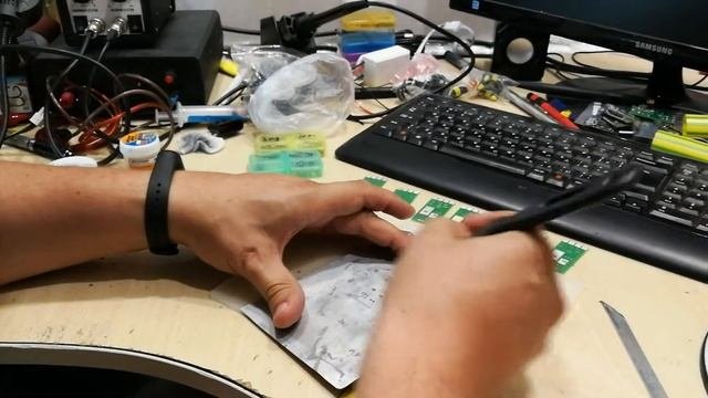 Нанесение паяльной пасты с помощью трафарета