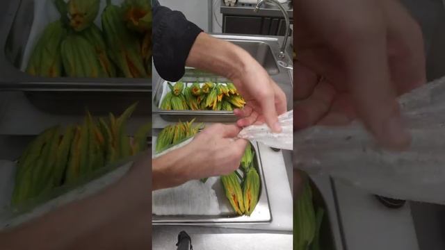 Как Приготовить Цветок Цукини (с сыром, Зеленью и Специями) с Помидорами смотреть онлайн