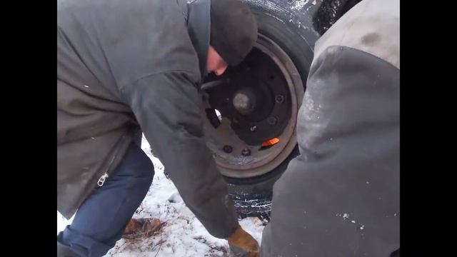 Спустило колесо на телеге/ Ремонтируем