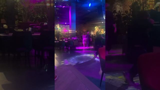 Танцы#танцуй#миха#dancer#танцуйпокамолодой#детскийканал #ресторан#южанин