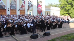 Т. Хренников. "Куплеты Лепелетье". Тысячный сводный хор. РГСО. Солист Александр Суханов