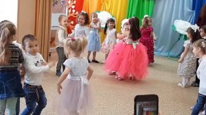Песня на 8 марта. Мы танцуем тра ля ля