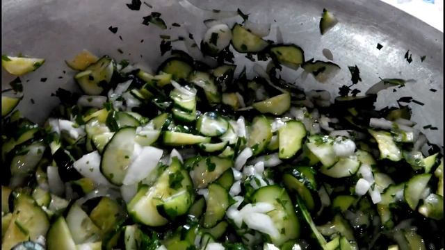 ПРОСТОЙ САЛАТ ИЗ ОГУРЦОВ НА ЗИМУ! АРОМАТНЫЙ И ОЧЕНЬ ВКУСНЫЙ! смотреть онлайн