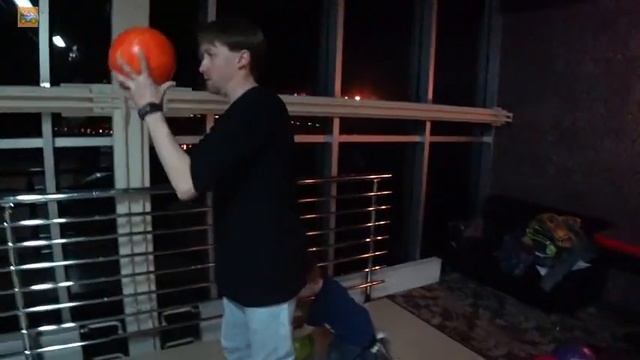 ? Играем в БОУЛИНГ КРЕСЛОМ ? ДЯДЯ Лёша нам ЗА МАМУ счастливый РОЗОВЫЙ ШАР Изнанка ВЛОГ смотреть онлайн