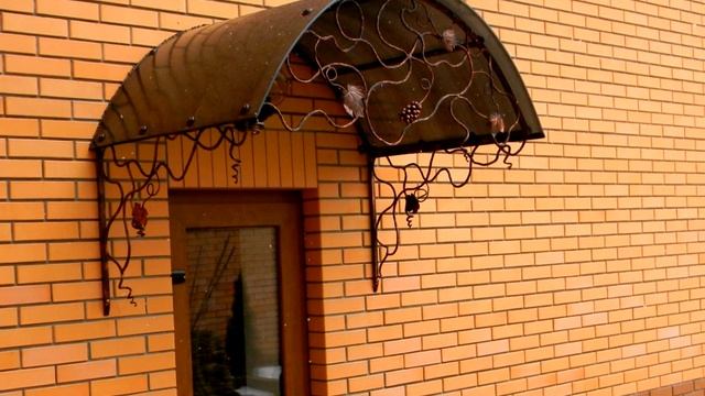 Вход в дом, навес из поликарбоната, козырек ковка художественная