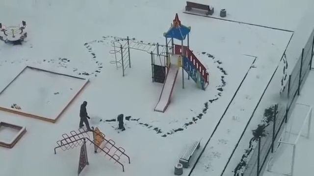 Шло 19 мая 2018 года в Новосибирске,идет снег и дети катают снеговиков
