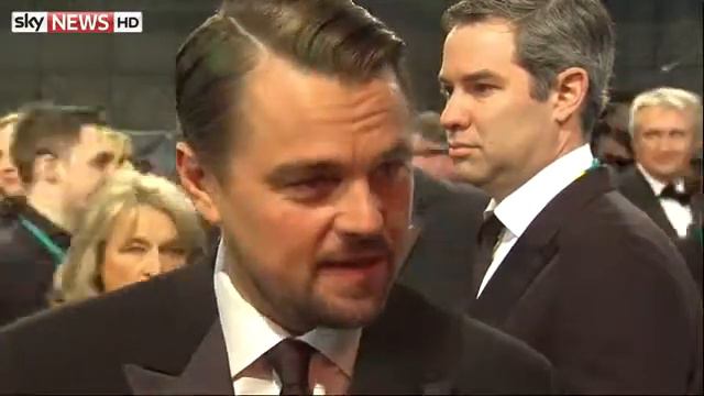 Fans Chant For 'Leo' On Red Carpet смотреть онлайн