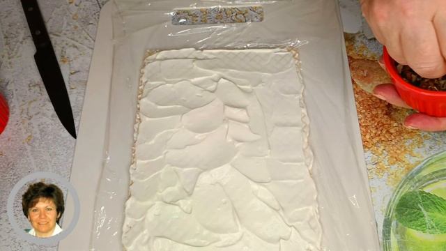 Нежный вафельный рулет со сливочным кремом, орехами и черносливом - без выпечки