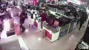 Мужчина в магазине укусил iPhone, чем спровоцировал взрыв гаджета