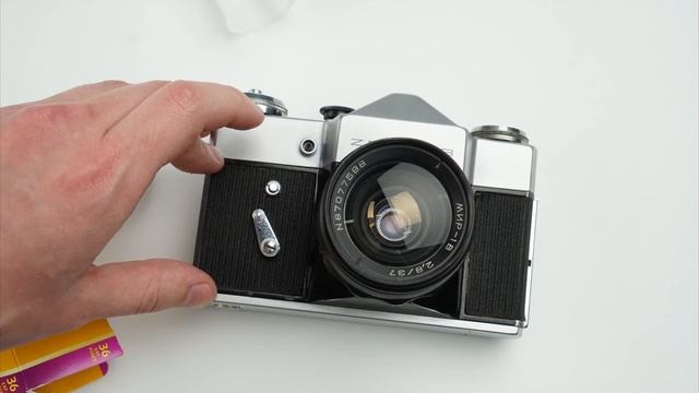 КАК ВСТАВИТЬ ПЛЕНКУ В ЗЕНИТ? (KODAK GOLD 200 & Zenit B) смотреть онлайн