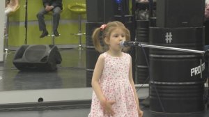 Ходит наша бабушка, палочкой стуча (Настя Борисюк из Новосибирска, 4 года)