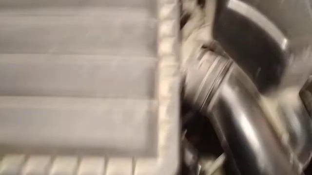 Замена воздушного фильтра на Фольксваген Поло 2018г. Проблема при снятии крышки. смотреть онлайн