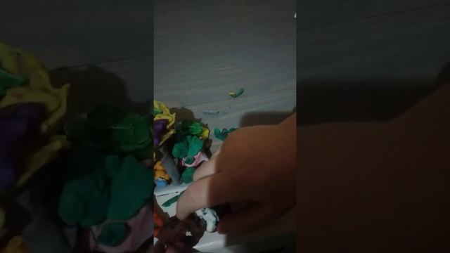 Юра ліпить з пластиліну
