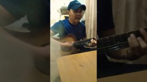 Идëт парнишка улицей.