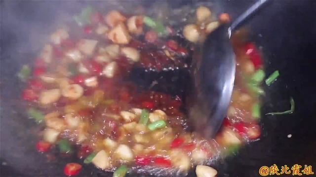 【陕北霞姐】120元10斤大青鱼，霞姐炖满满一大盆，配上腌豆角，兄弟几个抢着吃！ смотреть онлайн