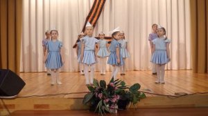 "Бравые солдатики"  исполняет  танцевальный ансамбль Горошинки