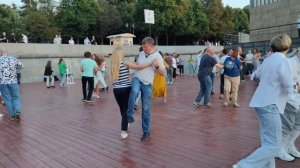 Парк Горького это танцевальная Мекка в #Moscow Там лихо отжигают любители латиноамериканских танцев