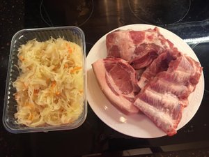 Капуста тушёная со свиными рёбрышками Гости съели все !