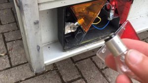 Замена лампочки на прицепе за 3 минуты