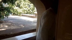 Прогулка по заброшенному храму.  Индия, штат Махараштра. Храм всех религий.