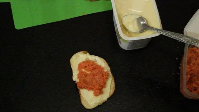 Бутерброды с плавленым сыром и лососевой закуской