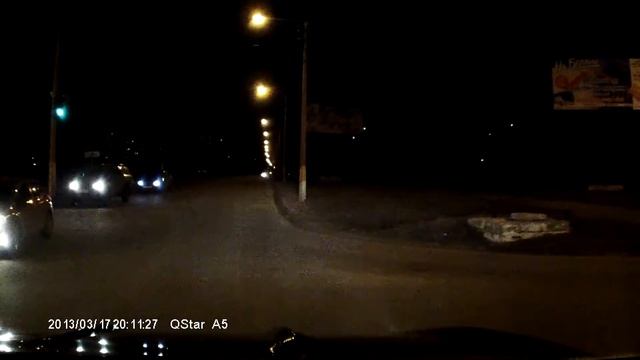 Низко летящий на красный дятел смотреть онлайн