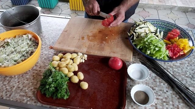 Шашлык с овощями в тандыре.