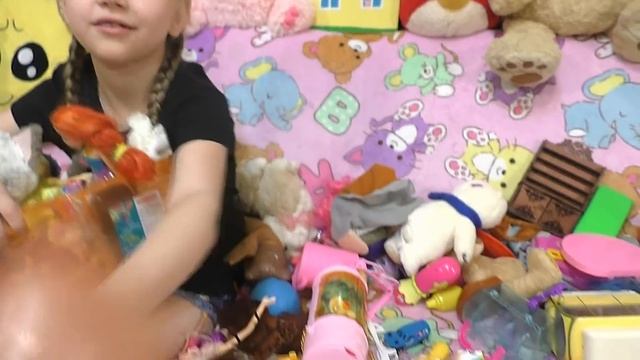 Отдаю свои ЛОЛ и много других игрушек В САДИК // Прощание с ЛЮБИМЫМИ игрушками смотреть онлайн