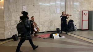 Музыка в метро. Скрипачка Александра Лойко. @alexandra_loiko