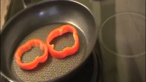 Жареные яйца в кольцах болгарского перца!(быстрый завтрак).