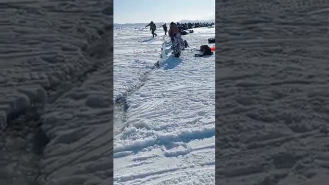 "Клюёт!" - десятки сахалинских рыбаков выстроились около трещины, от которой должны убегать