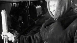 1969 год. Тюмень. Стрелочница на железнодорожном переезде