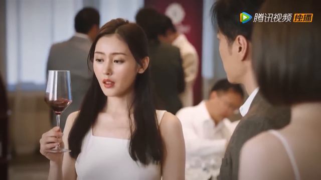 心机女以为自己全场最美，下秒灰姑娘简单白裙淡雅亮相，瞬间碾压她！【#我的漂亮朋友  Young and Beautiful】#中国电视剧 #chinesedrama