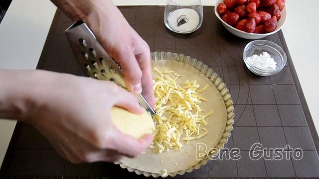 Тертый пирог с клубникой | Хрустящий песочный пирог с ягодами – рецепт Bene Gusto смотреть онлайн