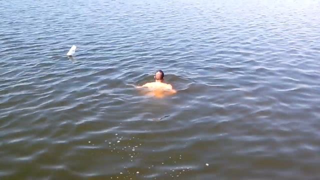 Старый Оскол - мужик на свадьбе ловит рыбу руками!!! смотреть онлайн