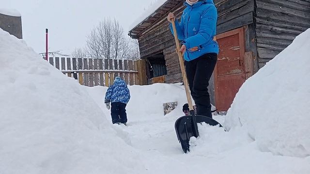 ДЕРЕВЕНСКАЯ ЖИЗНЬ\ Уборка снега ЛОПАТОЙ\ ДВОР ЗАВАЛИЛО снегом\ Снегоборьба\ Чистим тропинки от снег смотреть онлайн