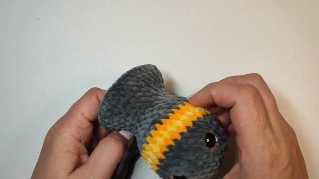 Вязаный большой паук крючком из плюшевой пряжи.