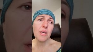 Музыкант караоке. Повесил свой сюртук на спинку стула музыкант.