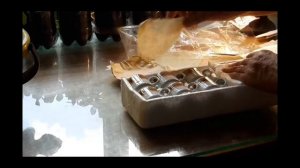 Упаковываю фарфоровый сервиз для отправки почтой .