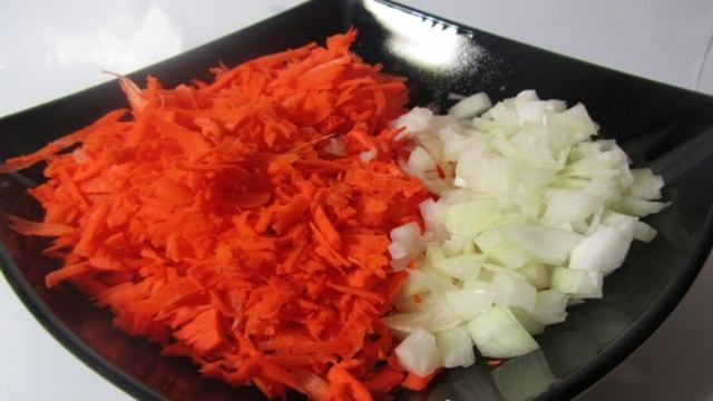 Кабачковая икра с морковью и томатной пастой