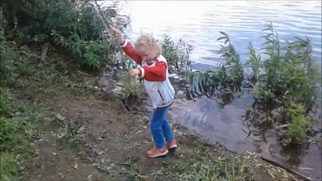 Папа учит дочку ловить рыбу. смотреть онлайн