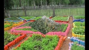 Клумбы из пластиковых бутылок в нашем дворе