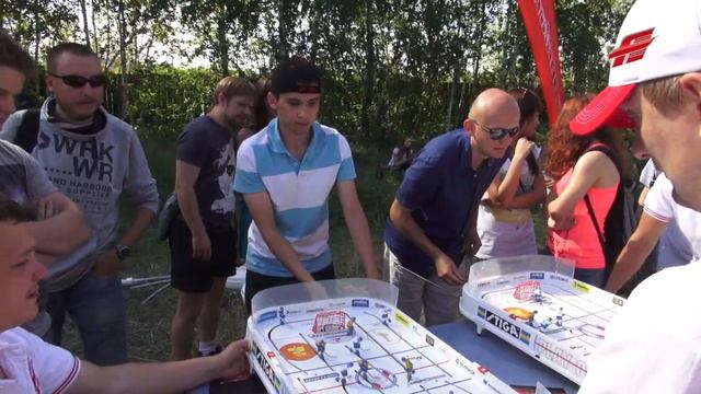 Болельщики и хоккеисты "Авангарда" встретились на Городском пикнике смотреть онлайн