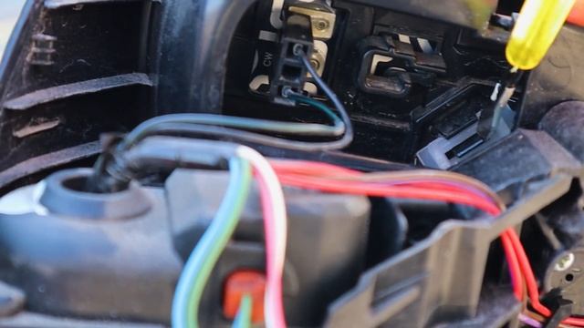 Замена зеркальных элементов в боковых зеркалах Toyota RAV4 смотреть онлайн