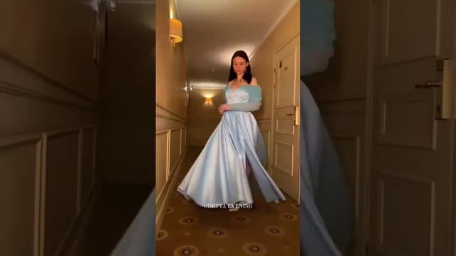 Вечернее платье голубого цвета с фатиновыми рукавами. Odetta evening смотреть онлайн
