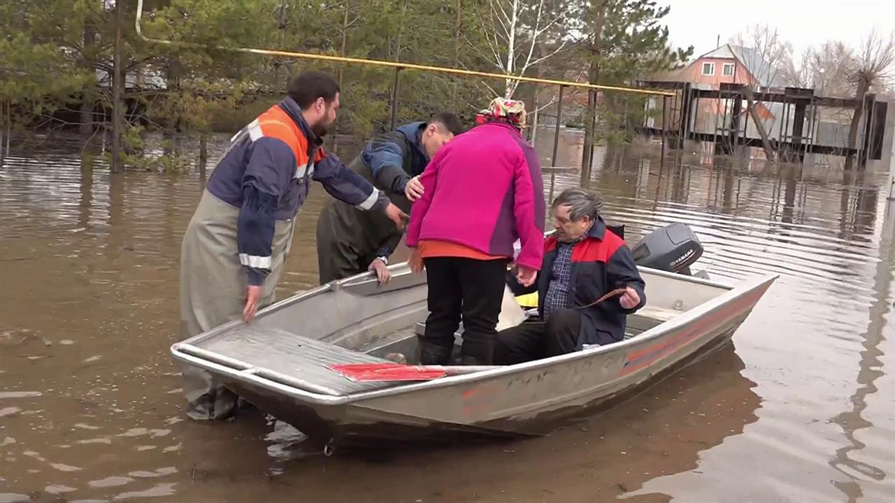 В Оренбурге спасатели и волонтеры эвакуируют людей, оказавшихся из-за паводка в опасной зоне