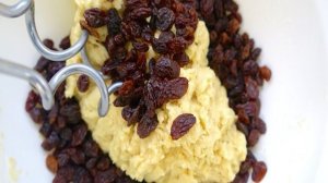 Булочки с изюмом в духовке