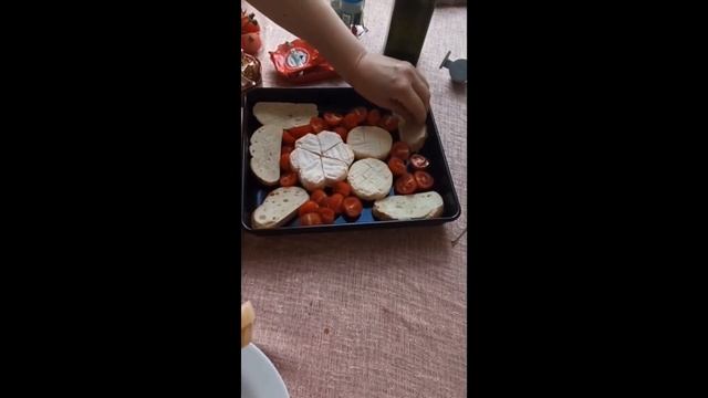Сыр камамбер с багетом и помидорами в духовке